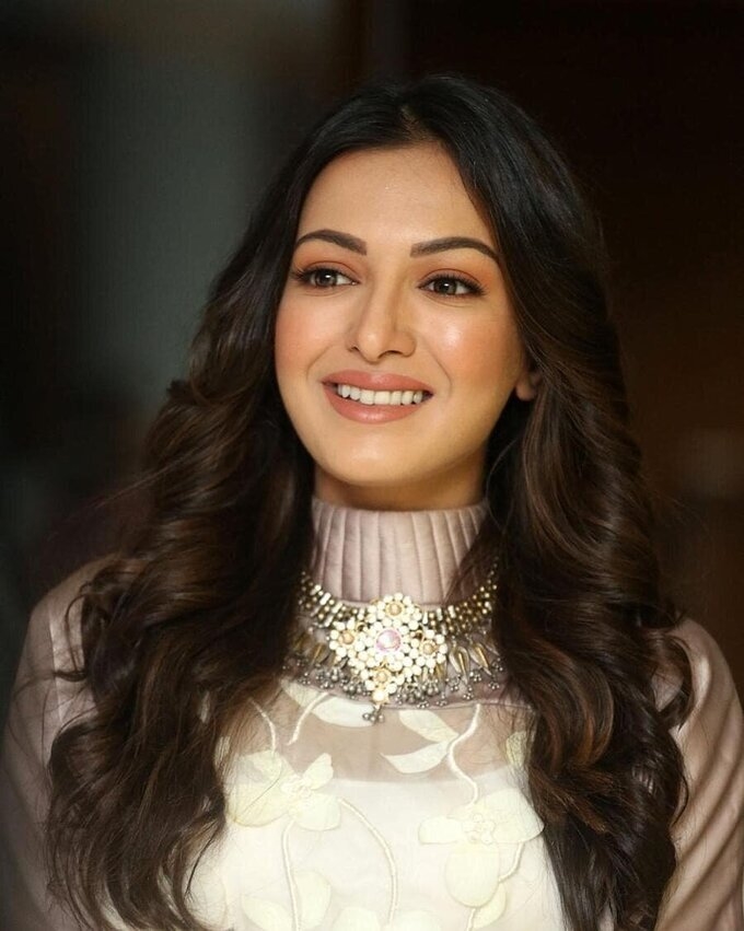 Actress Catherine Tresa Latest Hot Images