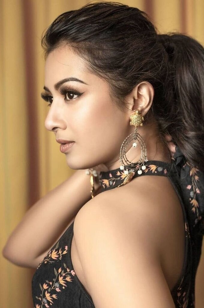 Actress Catherine Tresa Latest Hot Images