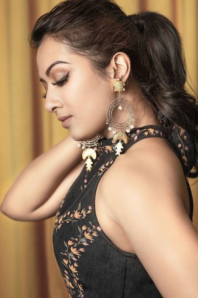 Actress Catherine Tresa Latest Hot Images