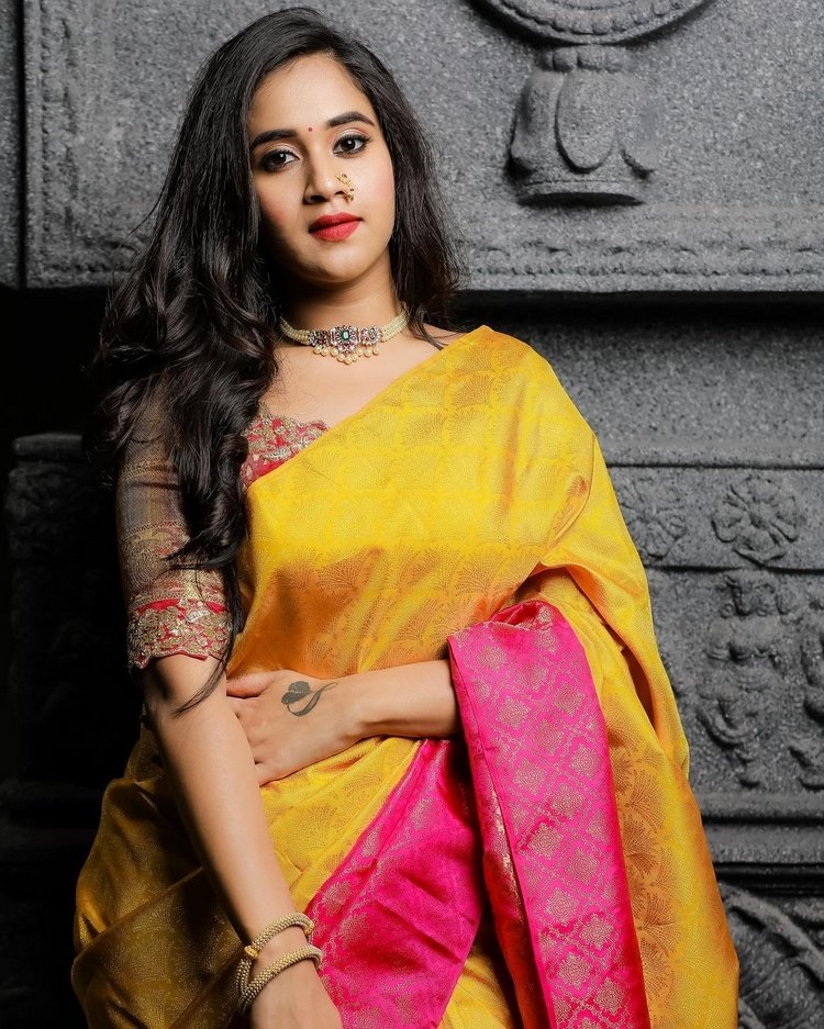 Actress Deepthi Sunaina Latest Images In Saree