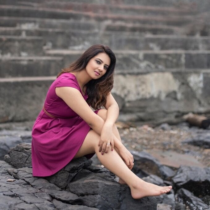 Actress Isha Chawla New Images