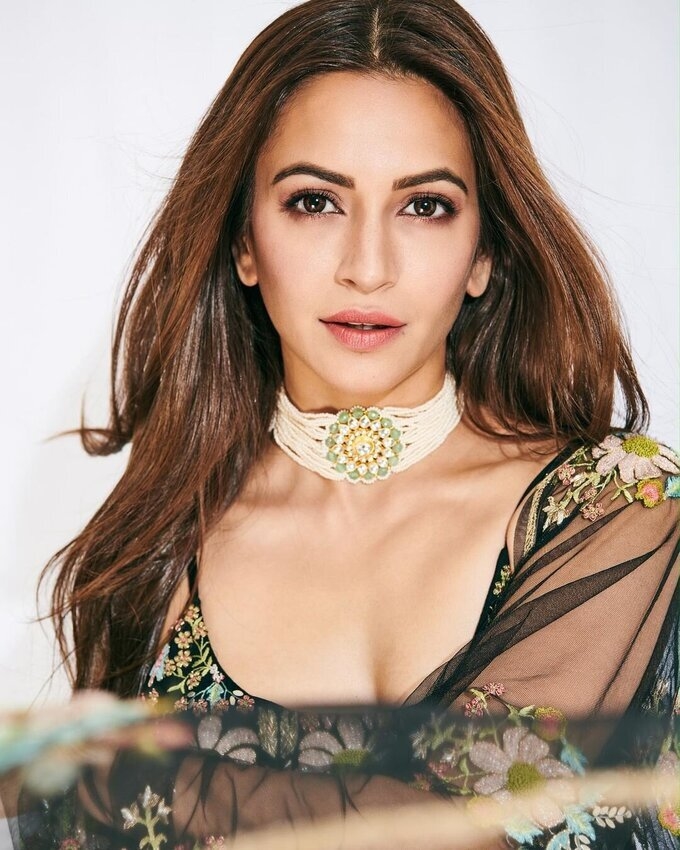 Actress Kriti Kharbanda Cute Images