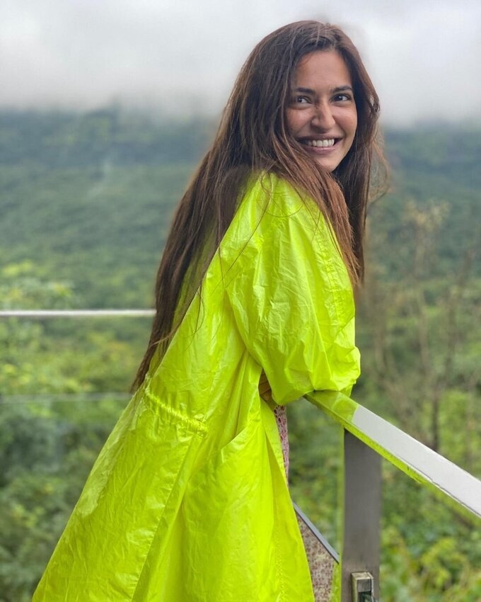 Actress Kriti Kharbanda Cute Images
