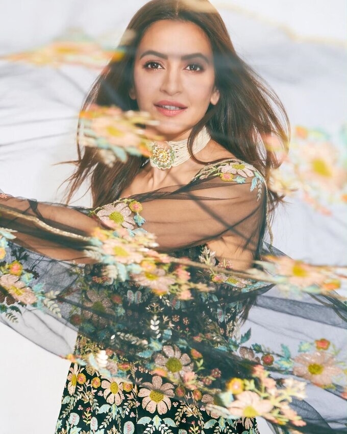 Actress Kriti Kharbanda Cute Images