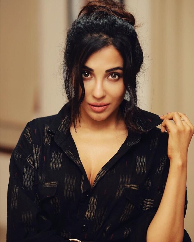 Actress Parvati Nair Latest Photo Collection