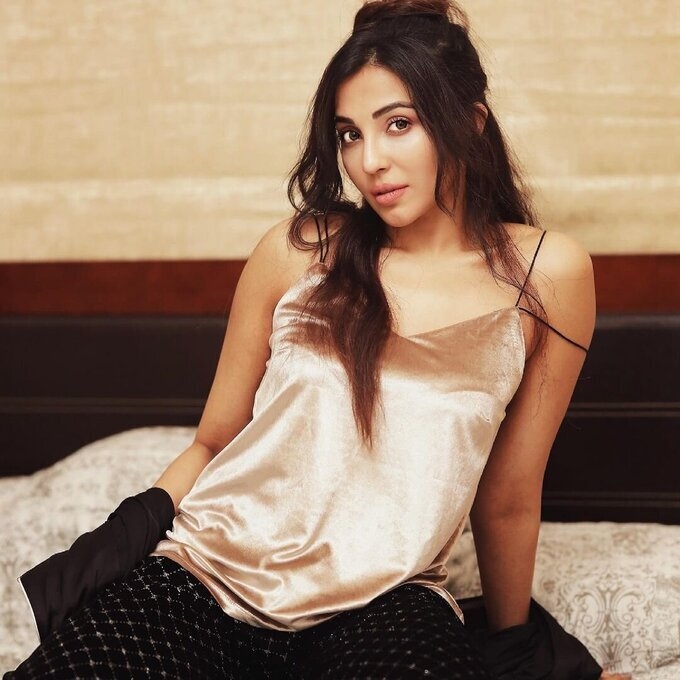 Actress Parvati Nair Latest Photo Collection