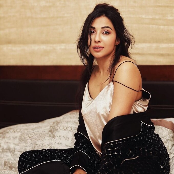 Actress Parvati Nair Latest Photo Collection