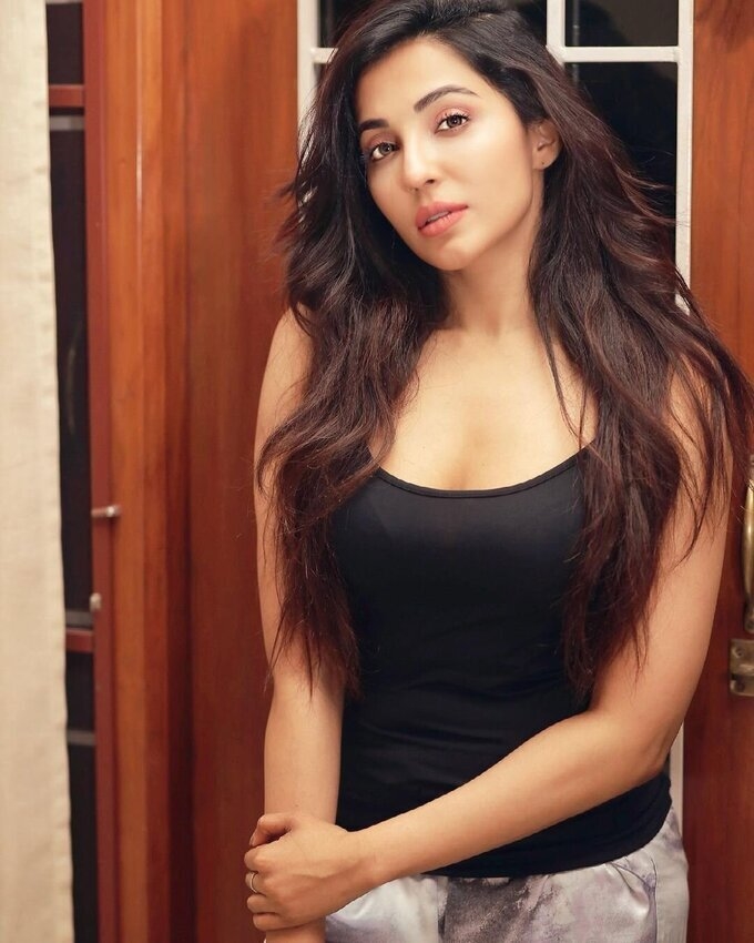 Actress Parvati Nair Latest Photo Collection