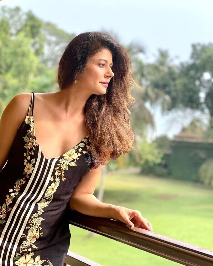 Actress Pooja Batra Hot Images