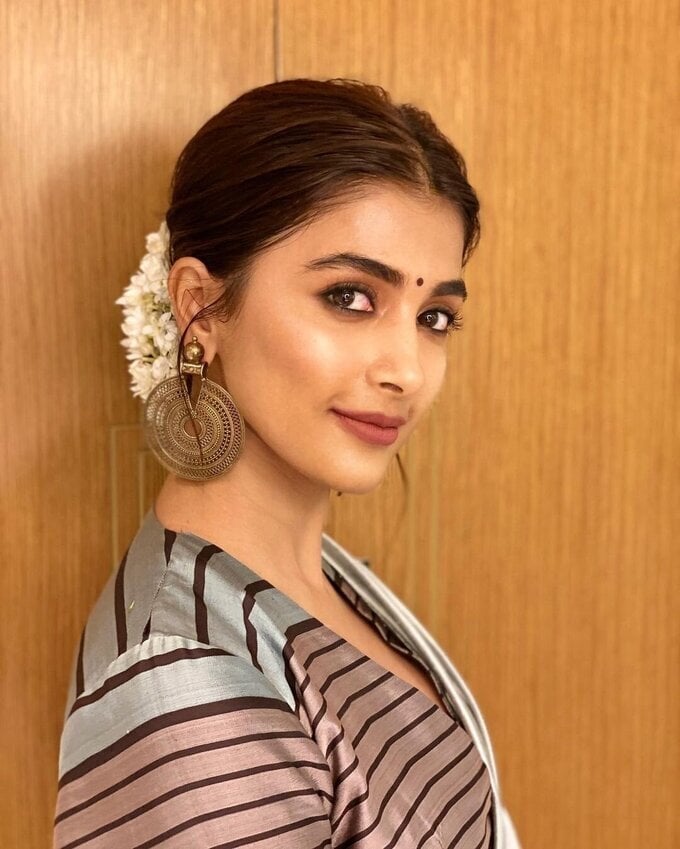 Actress Pooja Hegde Latest Stunning Images