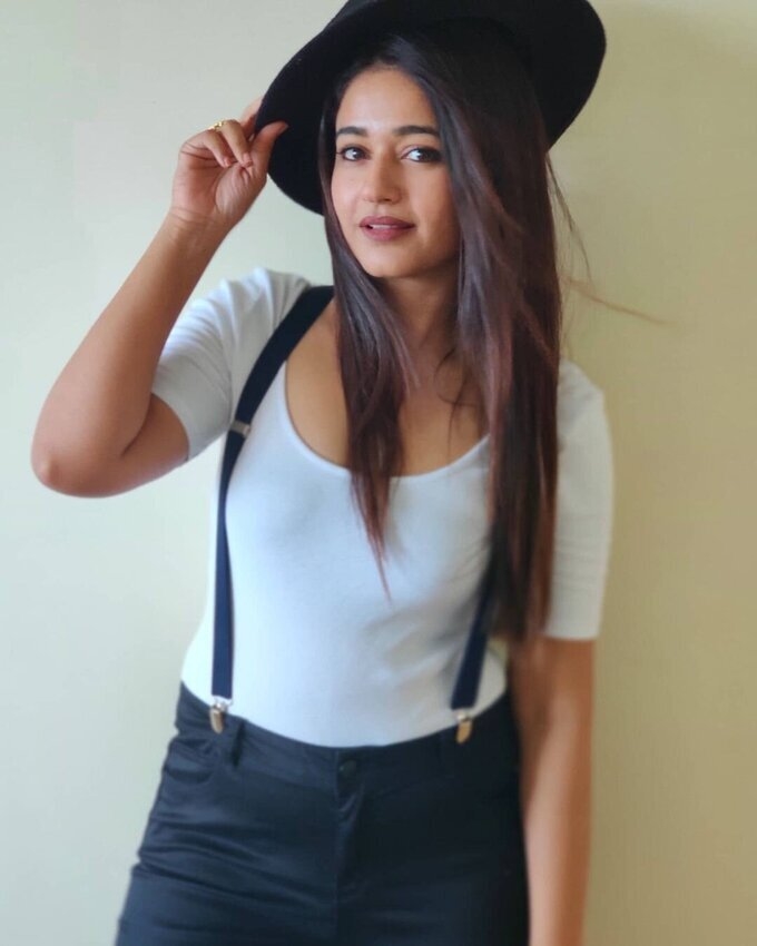 Actress Poonam Bajwa Latest Photoshoot