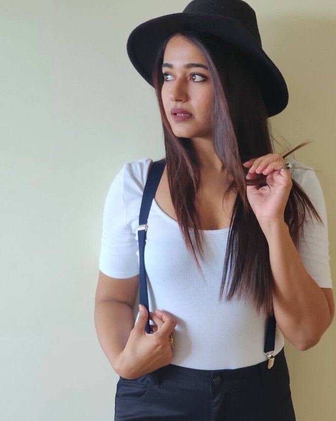 Actress Poonam Bajwa Latest Photoshoot