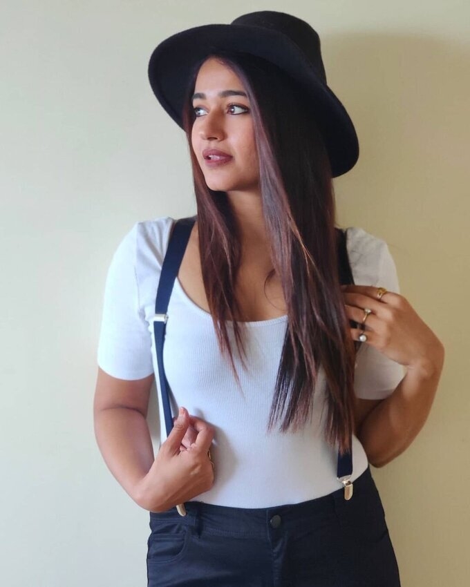 Actress Poonam Bajwa Latest Photoshoot