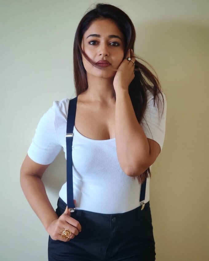 Actress Poonam Bajwa Latest Photoshoot