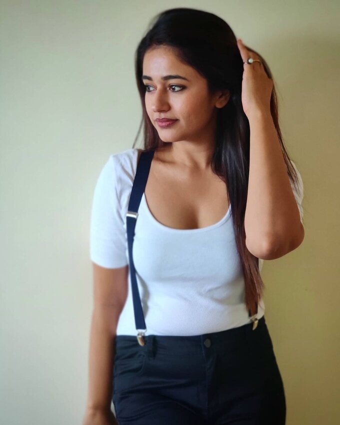 Actress Poonam Bajwa Latest Photoshoot