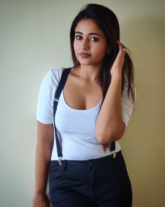 Actress Poonam Bajwa Latest Photoshoot