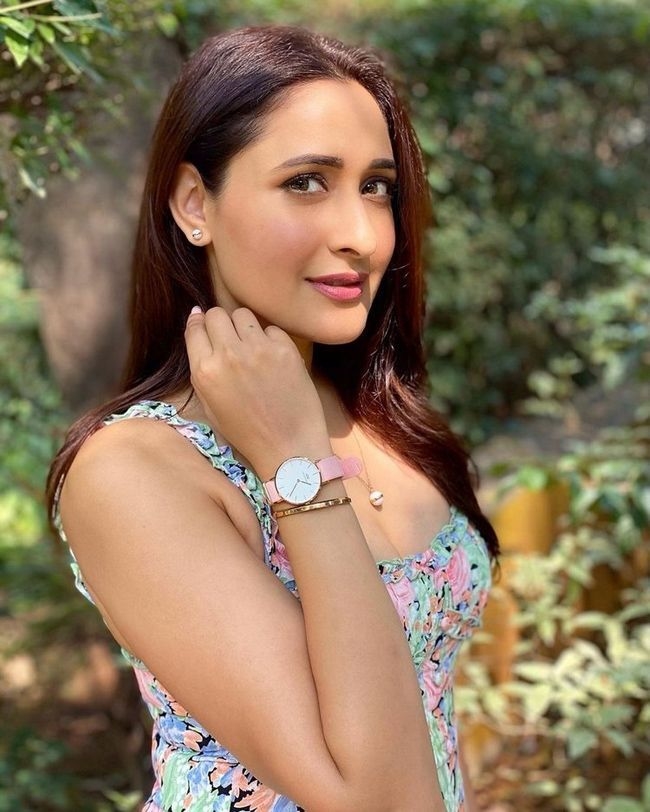 Actress Pragya Jaiswal Hot Images