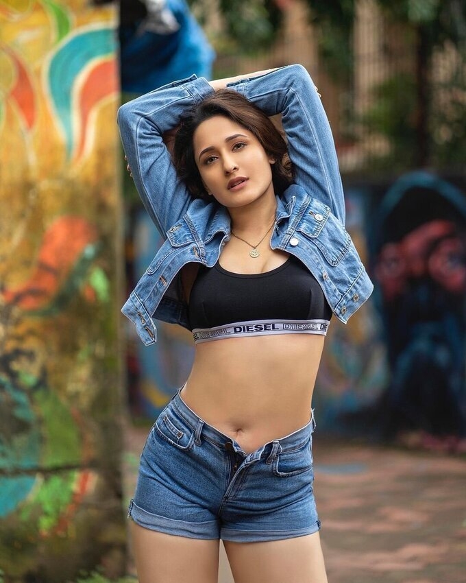 Actress Pragya Jaiswal Hot Stunning Images