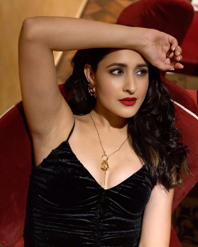 Actress Pragya Jaiswal Hot Stunning Images