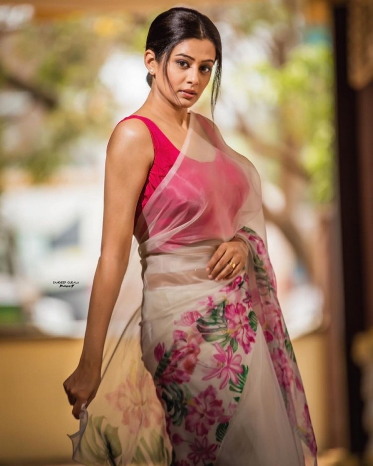 Actress PriyaMani Looking Hot In Sleeveless Saree
