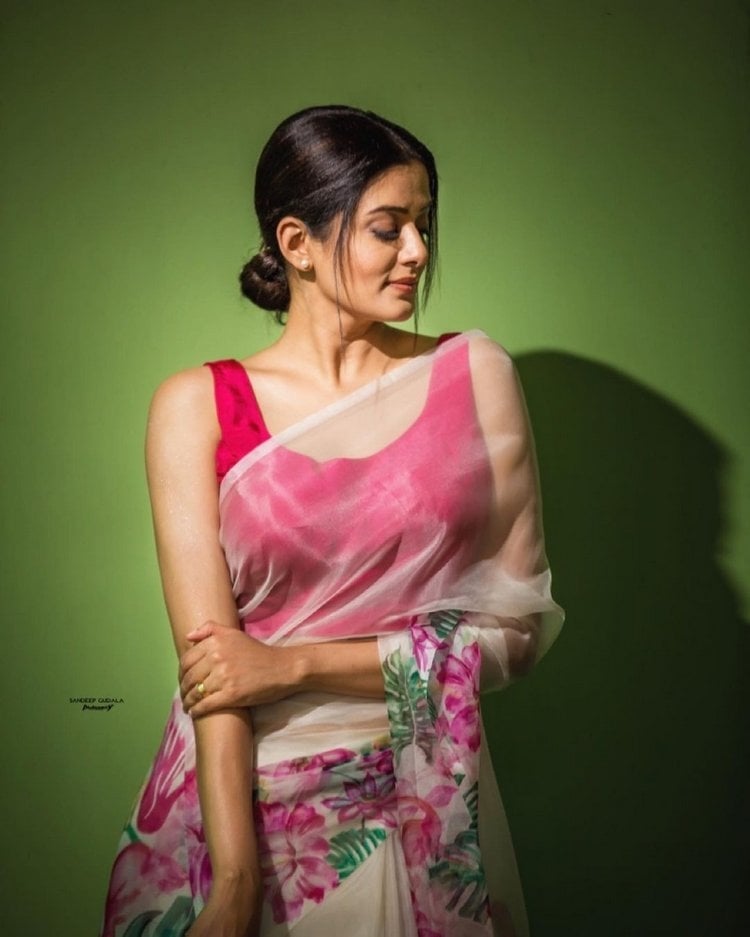 Actress PriyaMani Looking Hot In Sleeveless Saree