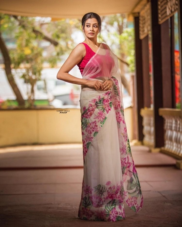 Actress PriyaMani Looking Hot In Sleeveless Saree