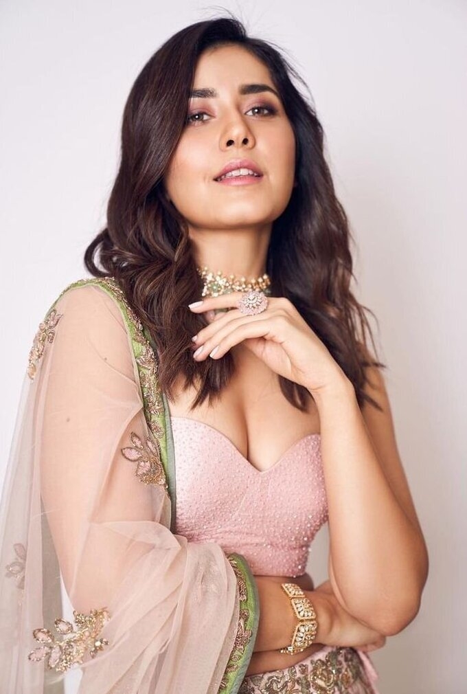 Actress Rashi Khanna Latest Image Collection