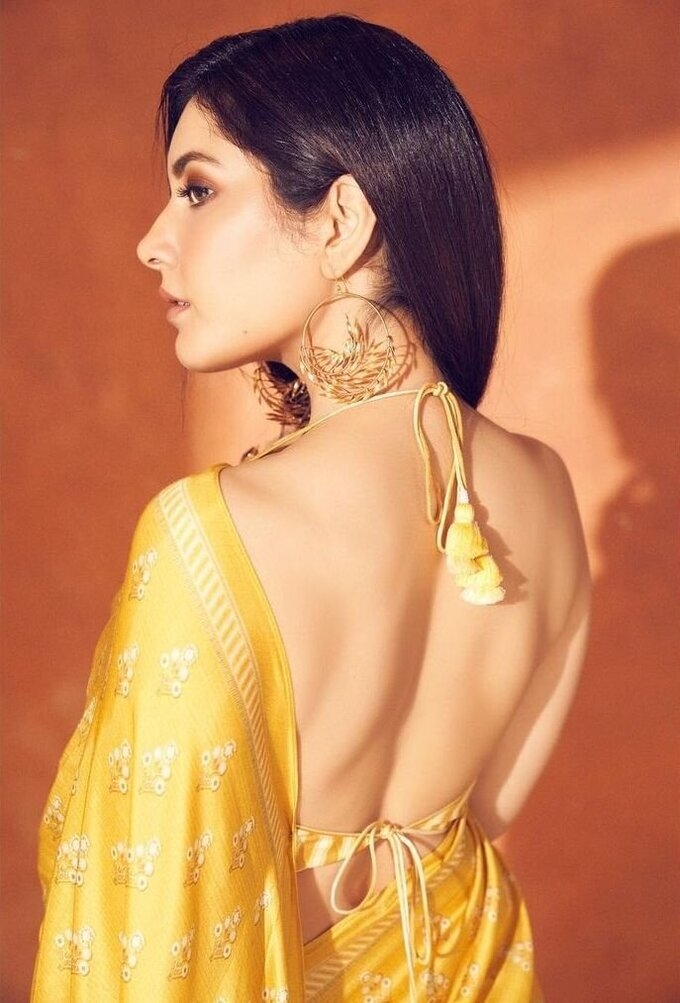 Actress Rashi Khanna Latest Image Collection