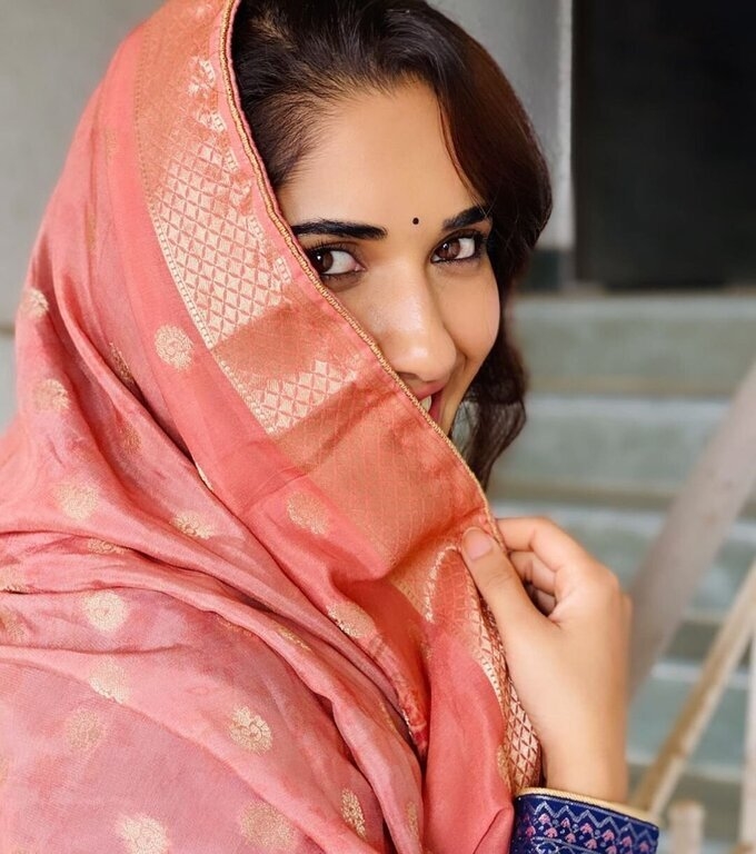 Actress Ruhani Sharma Cute Images