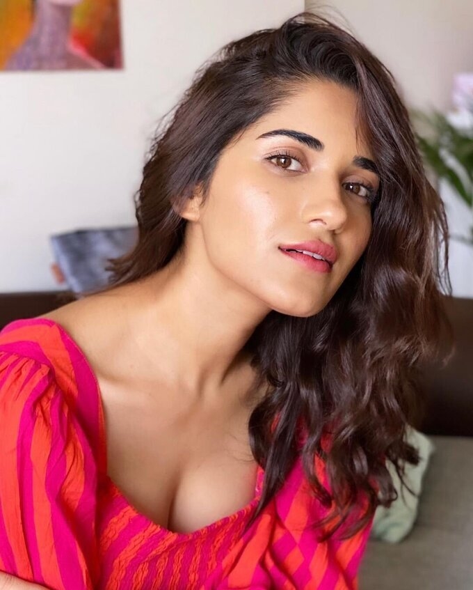 Actress Ruhani Sharma Cute Images