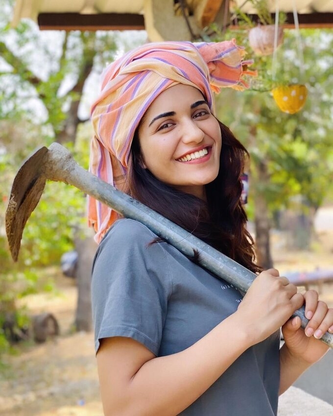 Actress Ruhani Sharma Latest Image Collection