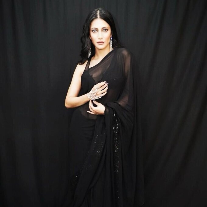 Actress Shruti Haasan Stunning Images In Black Saree