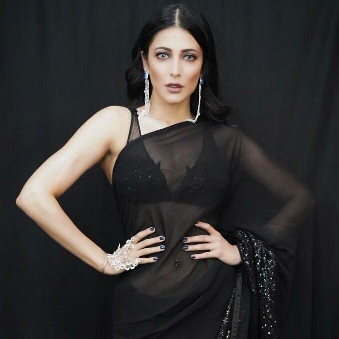 Actress Shruti Haasan Stunning Images In Black Saree