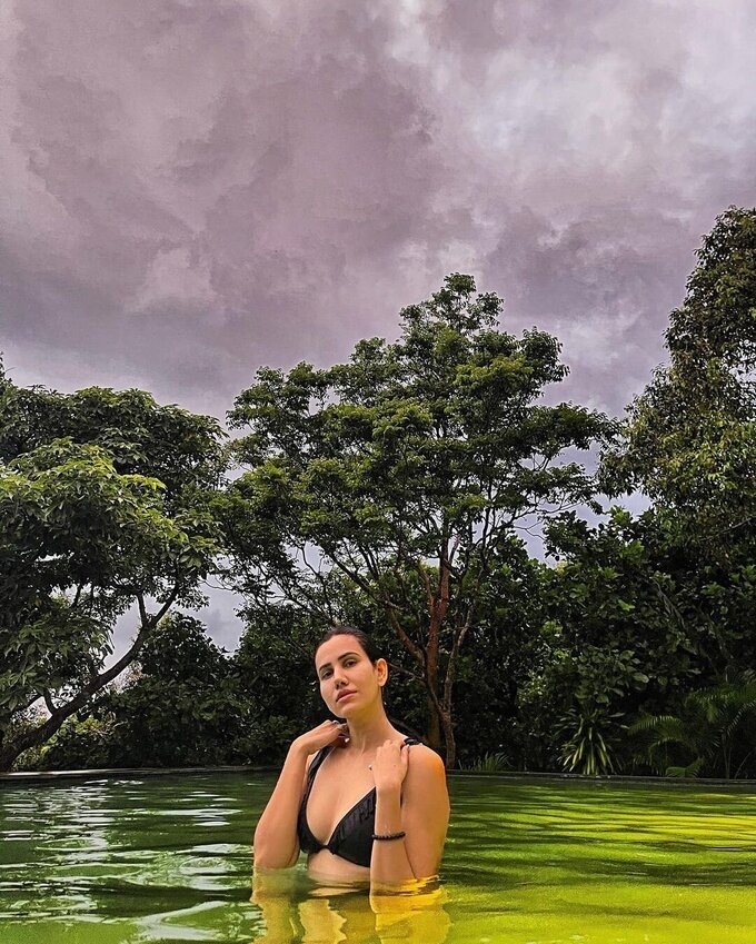 Actress Sonnalli Seygall Latest Image Collection