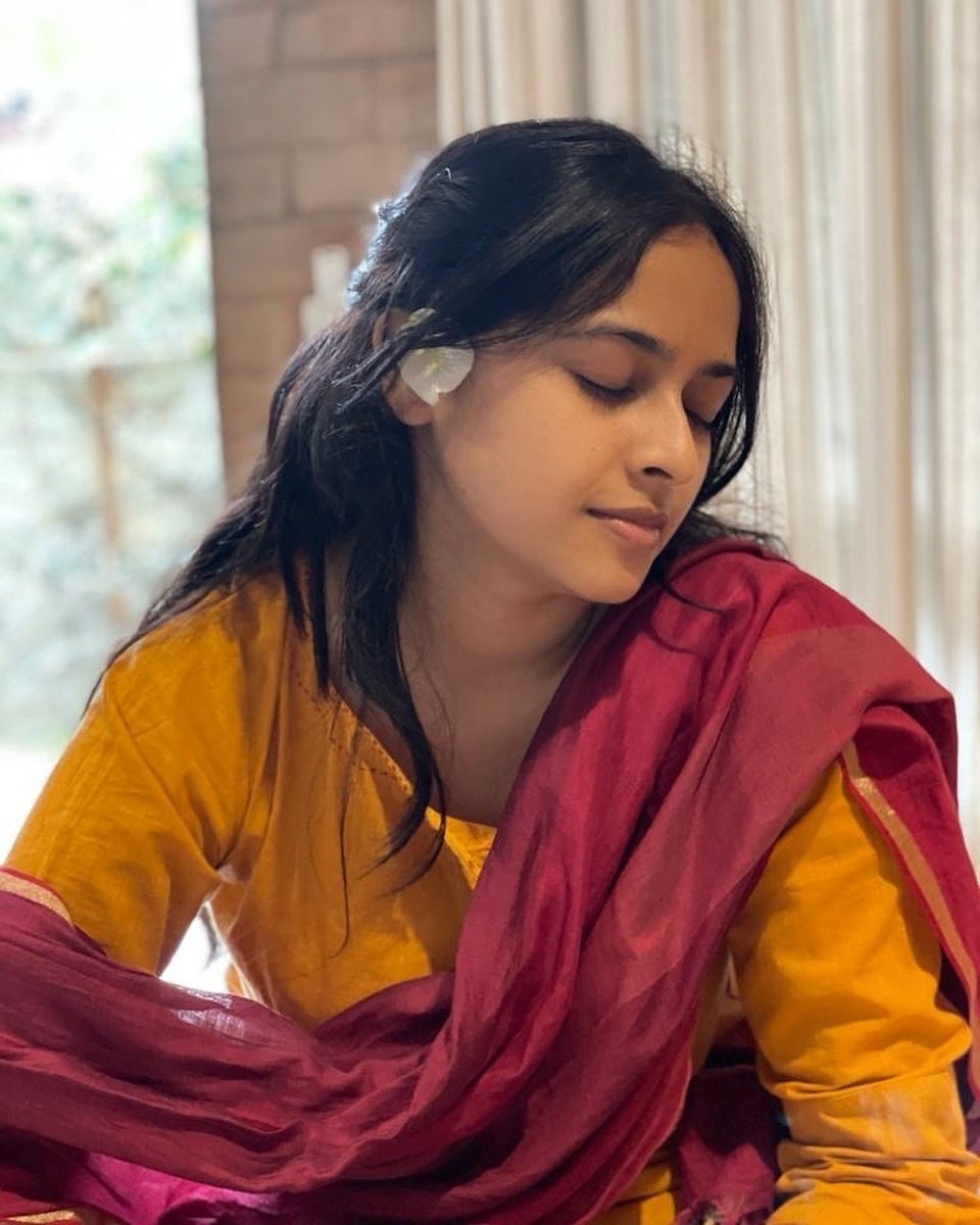 Actress Sri Divya Beautiful Images