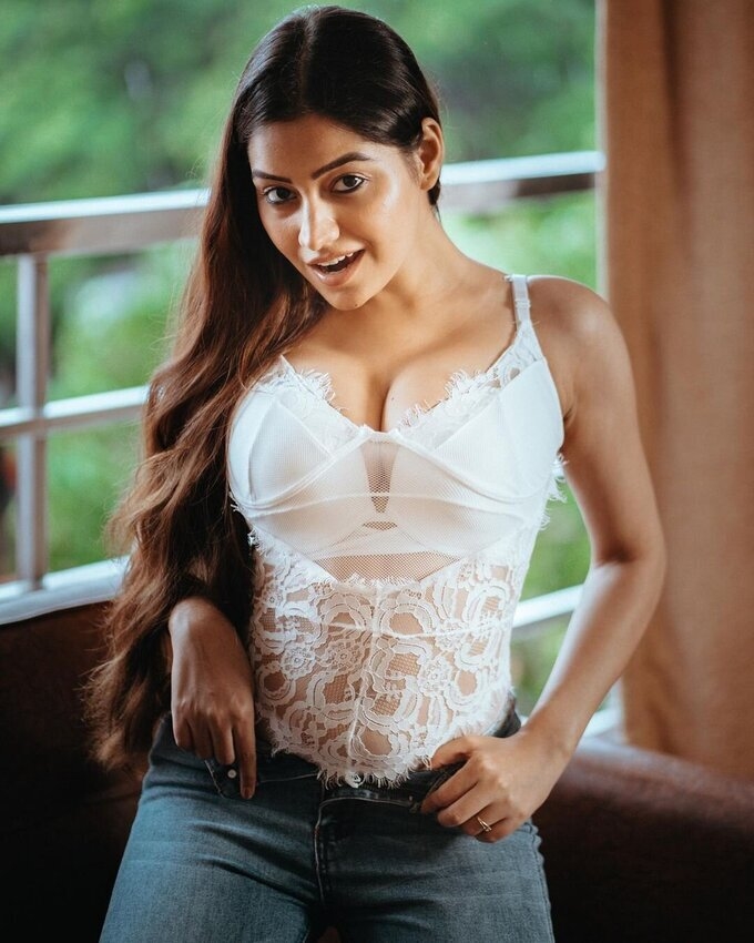 Actress Symrann Kaur Hot Sizzling Images