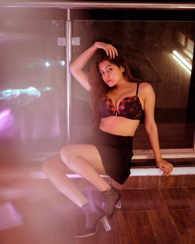 Actress Symrann Kaur Hot Sizzling Images