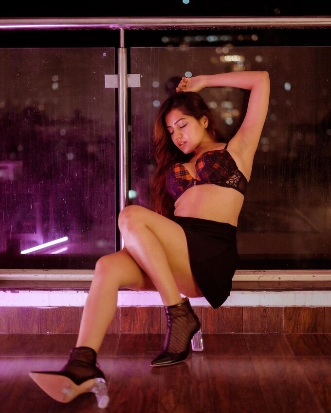 Actress Symrann Kaur Hot Sizzling Images