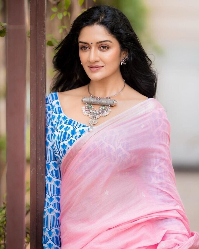 Actress Vimala Raman Gorgeous Latest Images In Saree