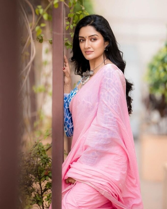 Actress Vimala Raman Gorgeous Latest Images In Saree