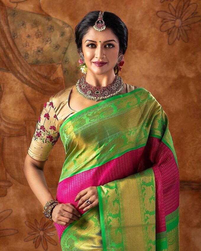 Actress Vimala Raman Gorgeous Latest Images In Saree