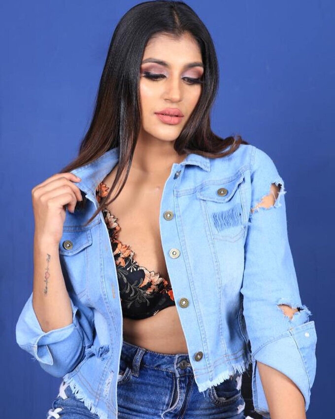 Actress Yaashika Aanand Latest Images