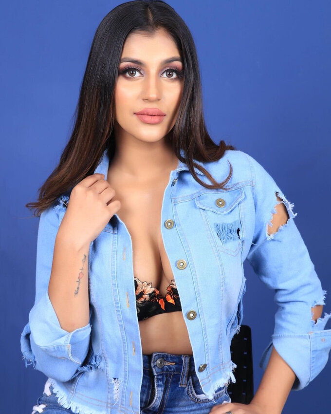 Actress Yaashika Aanand Latest Images