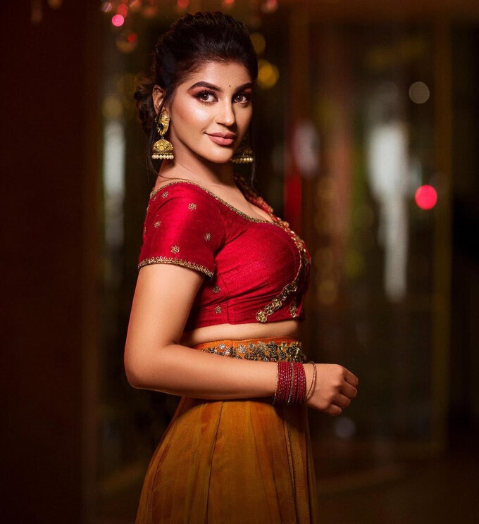 Actress Yaashika Aanand Latest Images