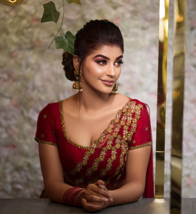 Actress Yaashika Aanand Latest Images