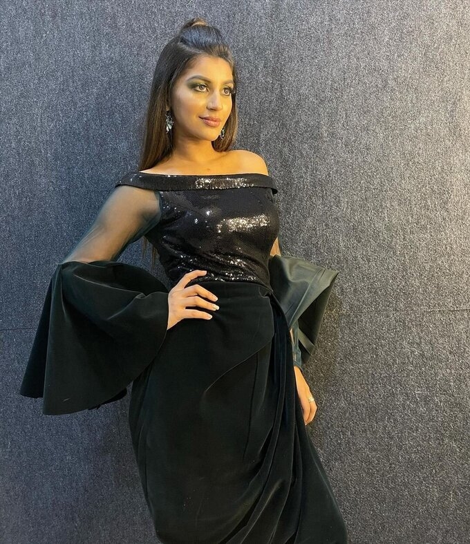 Actress Yaashika Aanand New Image Collection