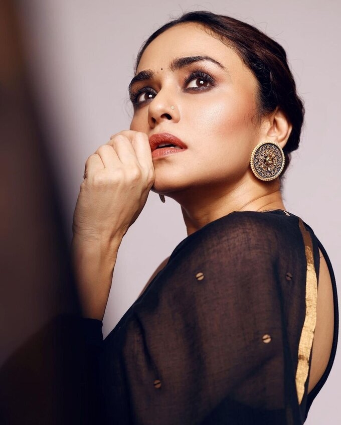 Amruta Khanvilkar New Images In Insta