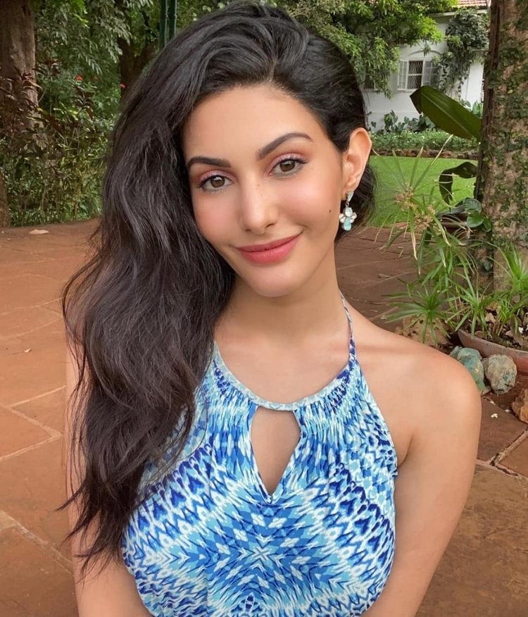 Amyra Dastur expression queen