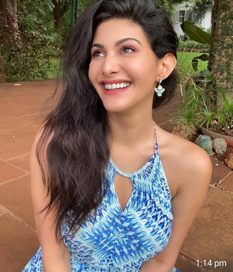 Amyra Dastur expression queen