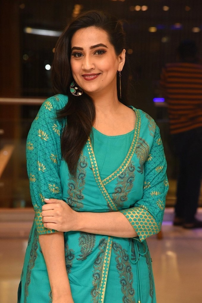 Anchor And Actress Manjusha Rampalli Stunning Images In Green Attire